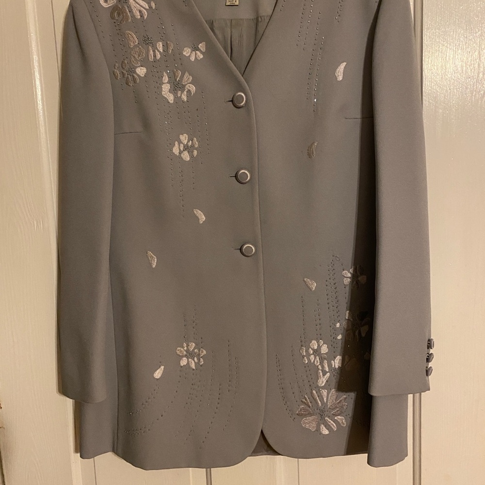 Elegant Gray Blazer with Floral Embellishments